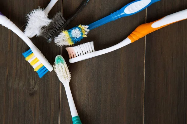 Gebrauchte Zahnbürste Abgelaufen Draufsicht Auf Holztisch Konzept Soll Die Wurzelkanalbehandlung — Stockfoto