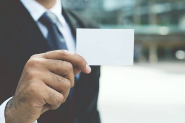 Onun gömlek iş takım cebinden boş kartvizit dışarı alır genç işadamı, kopya alanı