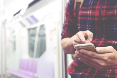 Bana telefon numaranızı verip mesaj gönderebilir misiniz? Ya da ellerinizi kapatın. İki adam. Bana telefon numaranızı verip mesaj gönderebilir misiniz?.