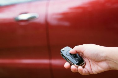 arka planda araba ile araba anahtarları tutan bayan kadın.