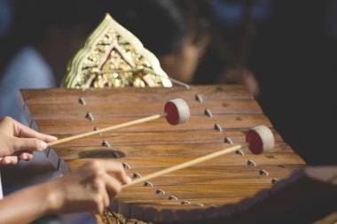 Ksilofon Asya kültürü klasik müzik enstrümanı Gamelan, yakın çekim eller müzisyen vuruyor Tayland ahşap alto ksilofon enstrümanı.