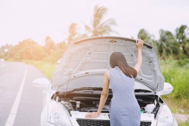 bayan başarısız motor da onun Stres kırık araba Motoru oda kazasında ile sorun olan vurguladı yardım için bekleyin.