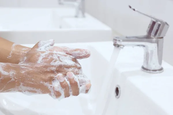 Hygiëne Schoonmaakhanden Handen Wassen Met Zeep Onder Kraan Met Water — Stockfoto