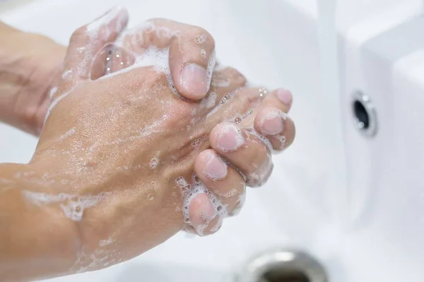 Hijyen Temizlikçi Eller Musluğun Altında Sabunla Ellerini Yıkamak Suyla — Stok fotoğraf