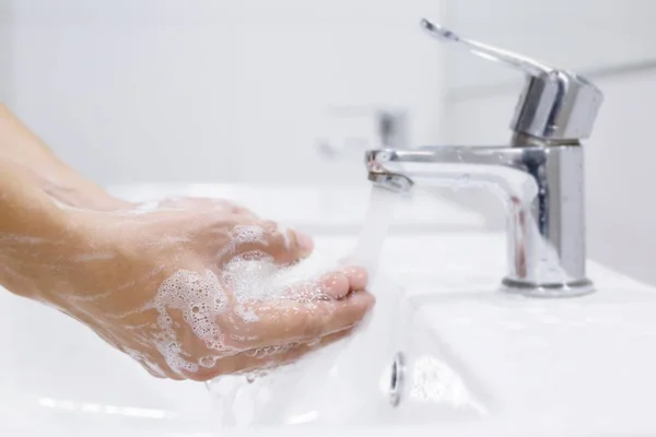 Hygiëne Schoonmaakhanden Handen Wassen Met Zeep Onder Kraan Met Water — Stockfoto