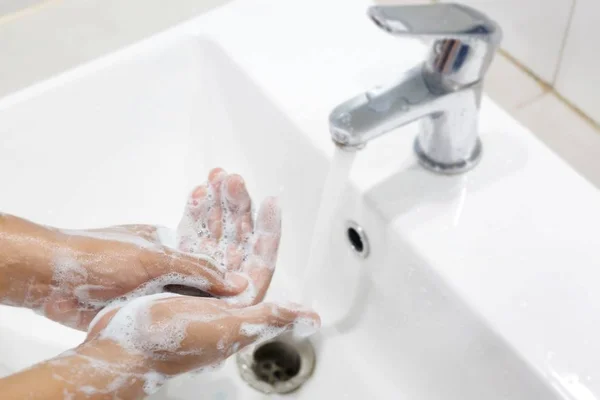 Higiene Mãos Limpas Lavar Mãos Com Sabão Sob Torneira Com — Fotografia de Stock
