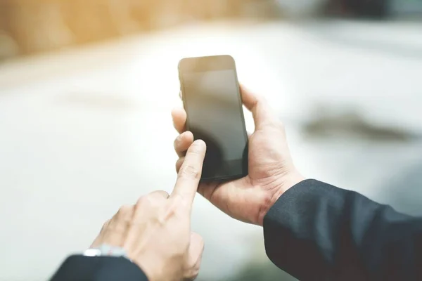 Närbild Young Med Hjälp Mobiltelefon — Stockfoto