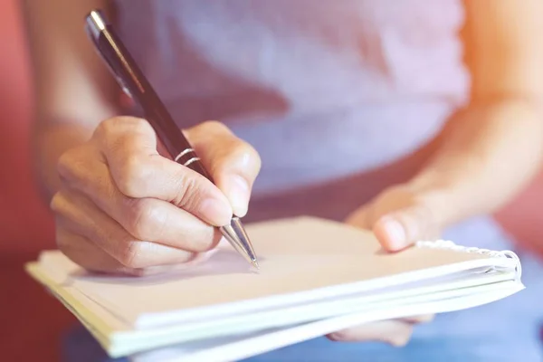 Översta Vyn Närbild Hand Kvinna Skriver Anteckningar Ner Kostnaden Boken — Stockfoto