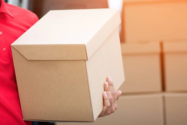 курьер по доставке посылок счастливый большой палец вверх в почтовой доставке курьером в доставке пакета. Впечатляющий сервис
.