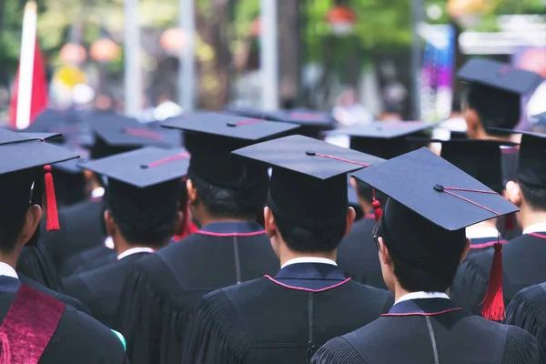 Výstřelu Maturitních Kloboučků Během Zahájení Studia Absolventů Univerzity Koncept Vzdělání — Stock fotografie