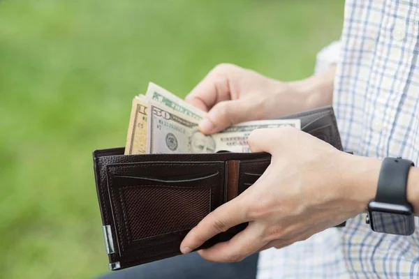 Empresário Pessoa Segurando Uma Carteira Nas Mãos Homem Tirar Dinheiro — Fotografia de Stock