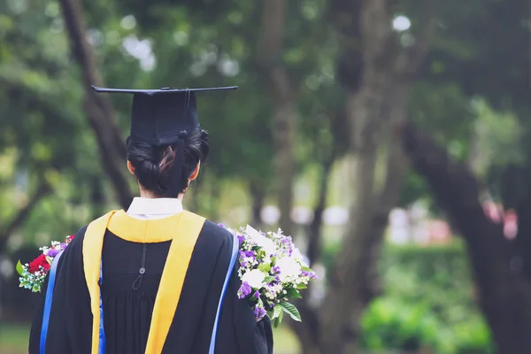 대학의 졸업생 모자의 졸업식 졸업생을 축하합니다 소프트 포커스 — 스톡 사진