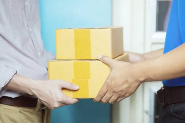bir servis aracılığıyla bir paketin paket teslim adam. ve el müşteri teslimat adam posta gelen kutuların bir teslim kabul yakın yukarı eve doğrudan göndermek.