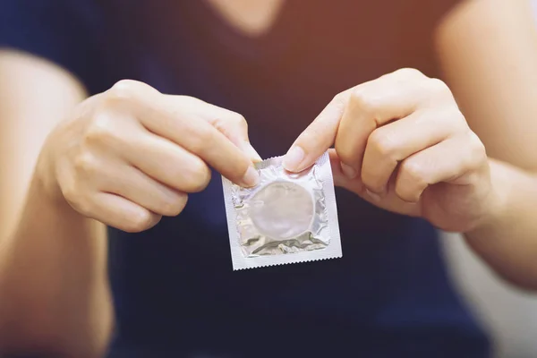 Condones Listos Para Usar Mano Femenina Dar Preservativo Concepto Sexo —  Fotos de Stock