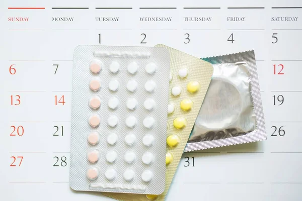 Противозачаточные Таблетки Презервативы Дату Календаря Рассчитывают Дату Контроль Рождаемости Стол — стоковое фото