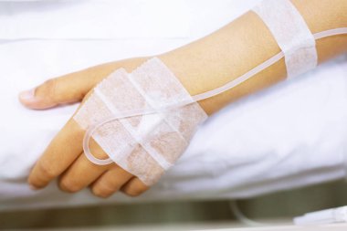 yakın insanlar hastane koğuşunda yatakta hasta bir hastanın eline odaklanmak. sağlık ve tıbbi. hat tuzlu ve Nabız dedektörü Kan oksijen ölçer insanlar parmak. üst görünüm