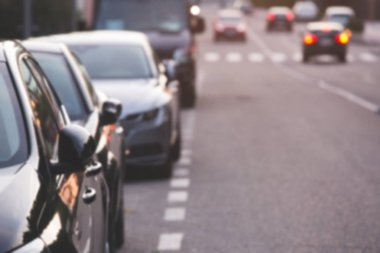 yoğun saatlerde ekspres yolda araba bir şehir sokak yol satır açık havada trafik sıkışıklığı. ulaşım seyahat konsepti.