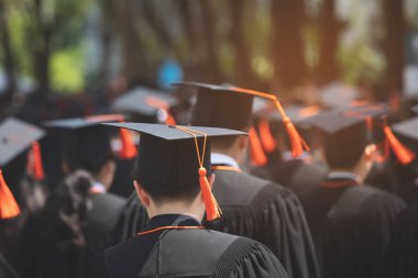 mezuniyet,Öğrenci üniversitenin başlangıç başarısı sırasında elinde şapka tutun,Kavram eğitimi tebrikler. Mezuniyet Töreni,Üniversite mezunlarını tebrik ediyorum.