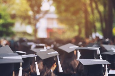 mezuniyet şapkaları mezuniyet şapkaları mezuniyet başarı mezunları sırasında üniversite, Kavram eğitim tebrik Öğrenci genç , Üniversite mezunları tebrik.