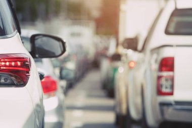 trafik sıkışıklığı bir şehir sokak yolu satır araba trafiğinin saat içinde ekspres yolda. ulaşım seyahat konsepti.