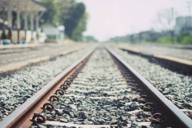 grunge ve platform tren istasyonu vintage demiryolu rayları. demiryolu retro tarzı ve eski. ulaşım seyahat konsepti.