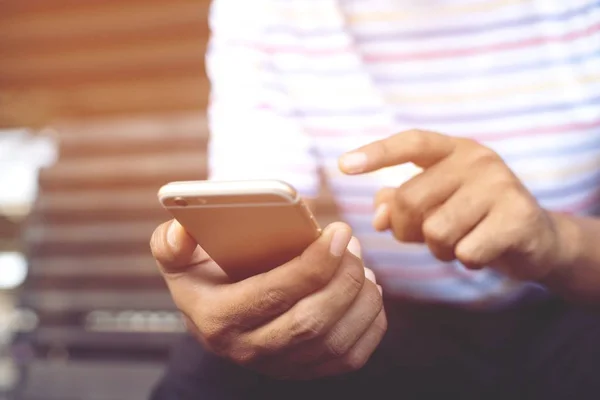 Ung Man Som Använder Mobiltelefon Vila Office Stå Titta Meddelande — Stockfoto