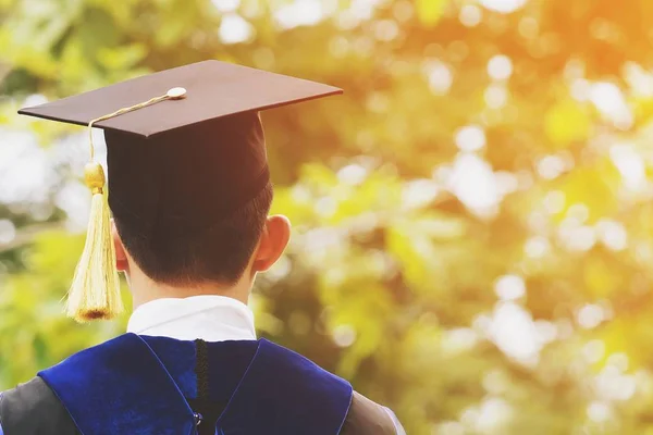 Graduación Los Estudiantes Tienen Sombreros Mano Durante Comienzo Graduados Éxito —  Fotos de Stock