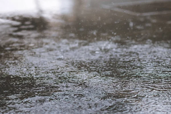 Pluie Tombe Dans Eau Lourde Sur Asphalte Ombre Noire Reflet — Photo