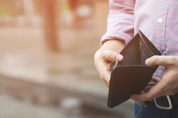 Geschäftsmann Mit Geldbörse Der Hand Nimmt Geld Aus Der Tasche — Stockfoto