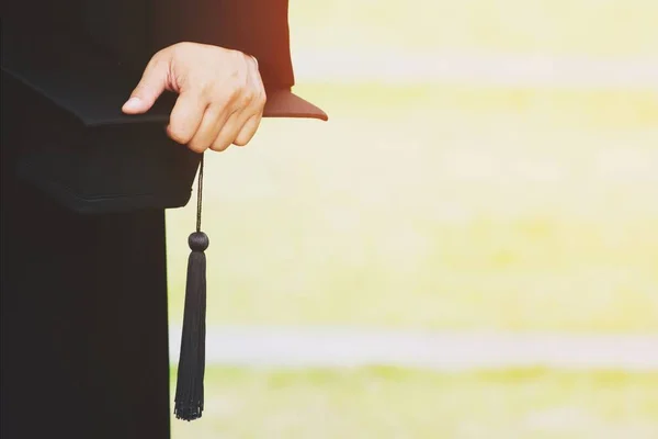 Laurea Studente Tenere Cappelli Mano Durante Inizio Laureati Successo Dell — Foto Stock