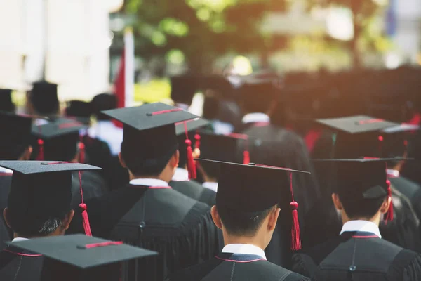Graduation Étudiant Tenir Les Chapeaux Main Pendant Début Des Diplômés — Photo