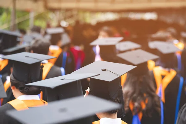 Tiro Sombreros Graduación Durante Comienzo Éxito Graduados Universidad Concepto Educación —  Fotos de Stock