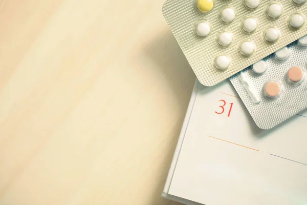 Противозачаточные Таблетки Дату Календарного Фона Древесине Стола Здравоохранение Медицина — стоковое фото