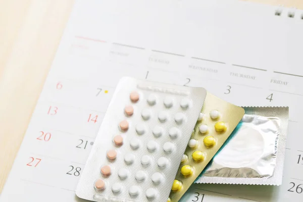 Pílulas Controle Contraceptivo Data Fundo Calendário Sobre Madeira Mesa Conceito — Fotografia de Stock