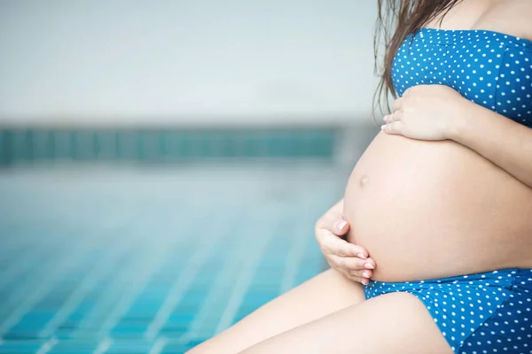 Zwangere Vrouw Zwempak Ondergoed Zitten Bij Het Zwembad Gebruik Hand — Stockfoto