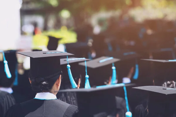 Tiro Sombreros Graduación Durante Comienzo Éxito Graduados Universidad Concepto Educación —  Fotos de Stock