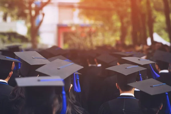 Tiro Sombreros Graduación Durante Comienzo Éxito Graduados Universidad Concepto Educación —  Fotos de Stock
