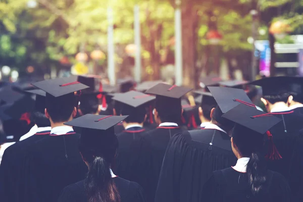 Tiro Sombreros Graduación Durante Comienzo Éxito Graduados Universidad Concepto Educación —  Fotos de Stock