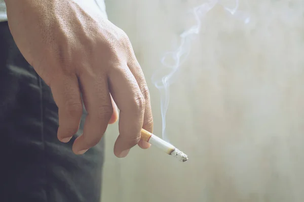 Uomo Che Fuma Una Sigaretta Mano Fumo Sigaretta Diffuso — Foto Stock