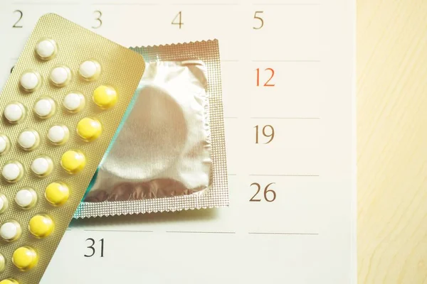 Pílulas Controle Contraceptivo Preservativos Data Calendário Calcule Data Controle Taxa — Fotografia de Stock