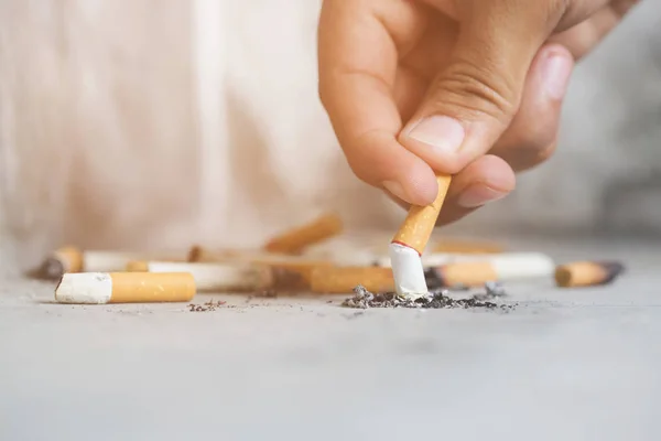 Mano Apagando Cigarrillo Colilla Cigarrillo Piso Hormigón Cemento Desnudo Fumando — Foto de Stock