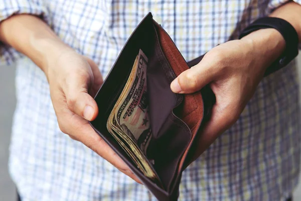 特写商人人拿着一个钱包在一个男人手中从口袋里掏钱 财务概念 — 图库照片