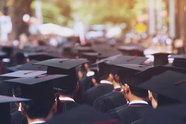 Maturitní Kloboučky Době Zahájení Studia Univerzity Koncept Vzdělávání Gratulace Promoční — Stock fotografie