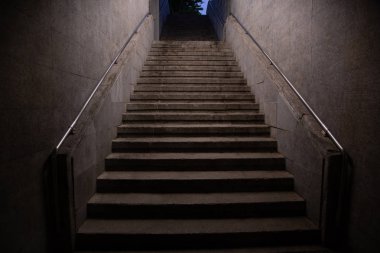 Merdiven. metro merdiven eski karanlık gece tenha, şehirde beton merdivenler, taş granit merdiven merdivenler genellikle anıtlar ve yerler üzerinde görülen, yukarı gidiyor. Mimari detaylar iç mekanlar