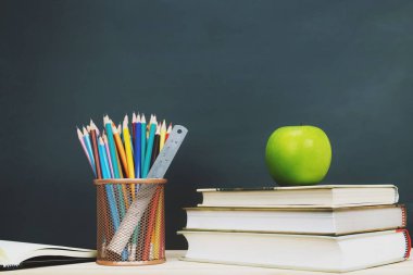 Sınıf çizim için çerçeve üzerinde Tebeşir ve silgi ile Boş Koyu tahta. Yatay kompozisyon. boş tebeşir tahtası arka planı kopyalayın. okula geri dön