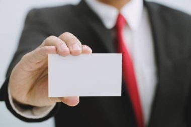 Onun gömlek iş takım cebinden boş kartvizit dışarı alır genç işadamı, kopya alanı