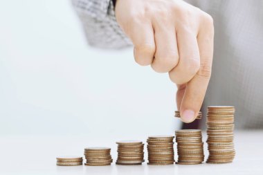 el iş adam muhasebe hesap makinesi tasarruf para paralar ile el koyarak sikke sürahi cam içinde yığın satır ile kapatın. Konsept yazma finans muhasebesi.