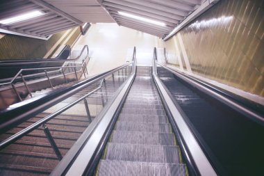 Boş yürüyen merdiven ve merdivenler yaya metro istasyonunda. Metro metrosundan yukarı çıkan merdivenler. seyahat konsepti. Avrupa.