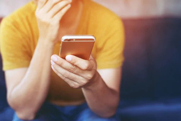 Primer Plano Hombre Negocios Mano Que Sostiene Soporte Utilizando Teléfono — Foto de Stock