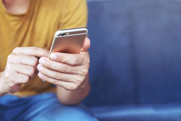 Ropa Casual Masculina Joven Usando Teléfono Celular Durante Descanso Sofá —  Fotos de Stock